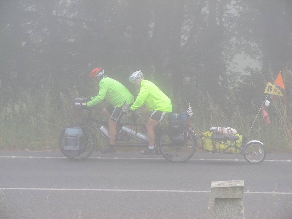 putnici na tandemoch v rannej hmle
