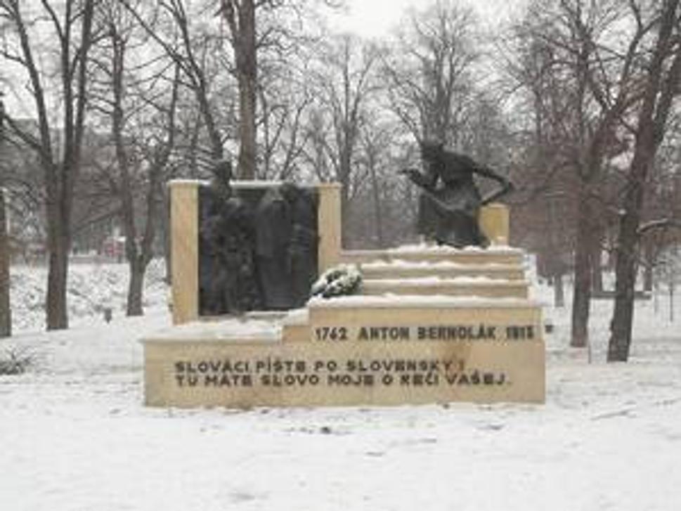 Pamätník Antona Bernoláka v Trnave.