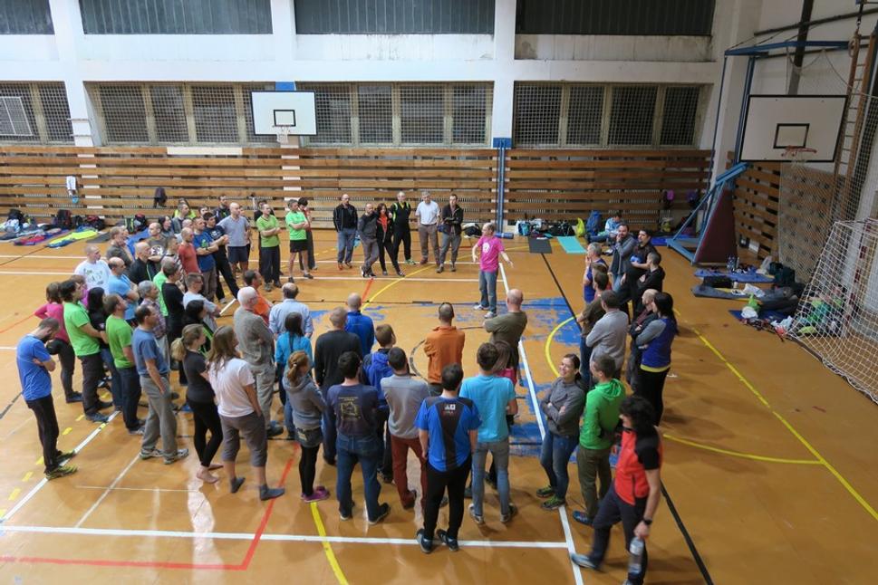 Predvečer akcie, nocľah vo Vrbovom v školskej telocvični, rady a inštrukcie pre účastníkov, štartovalo necelých tristo.