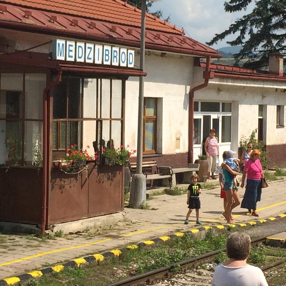 Cestou vlakom proti prúdu Hronu do Nemeckej na začiatok splavu som sa z roku 2015 presunul o dobrých 30 rokov späť. Túto romantiku som si musel vyfotiť.