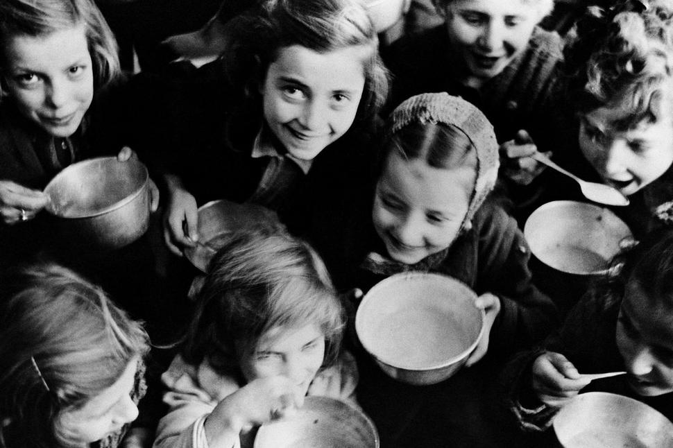 Deti sa tešia z ich prvého jedla od UNRRA, cca 1946.