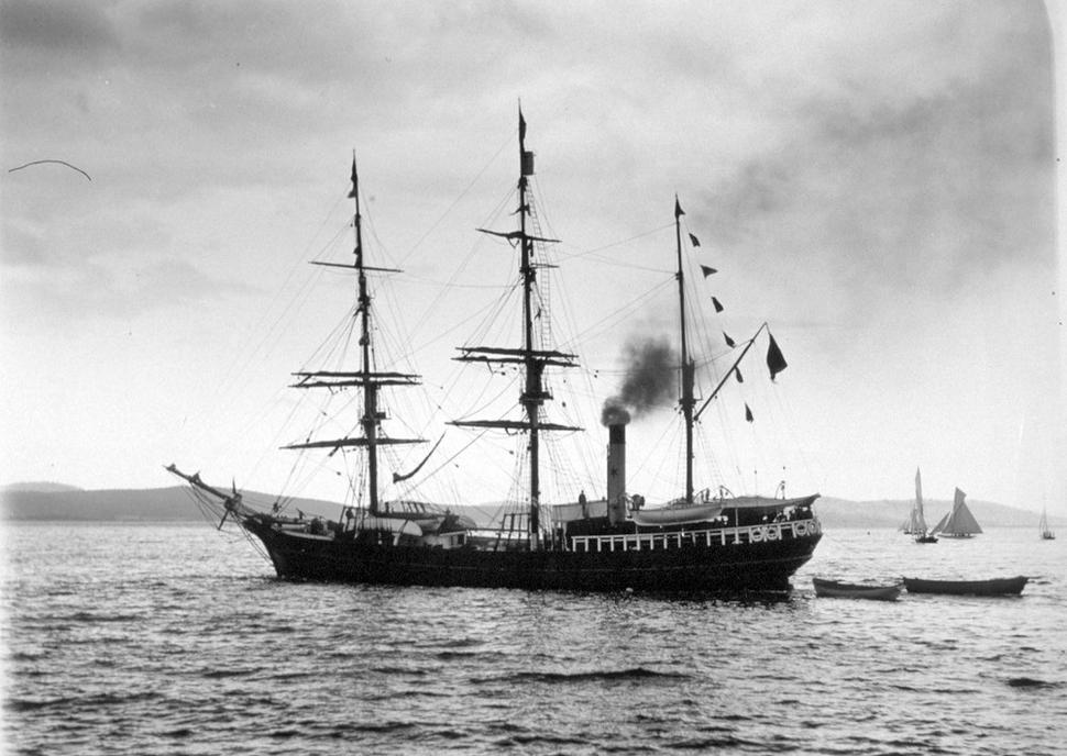 Loď Southern Cross v Hobarte krátko pred vyplávaním do Antarktídy, 1898.