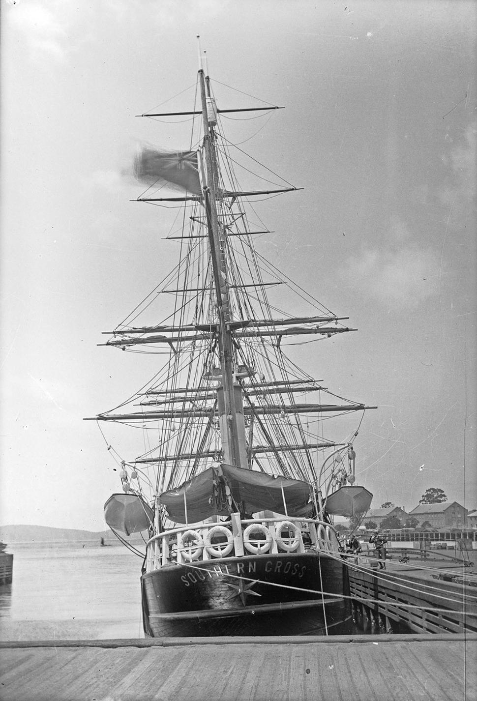 Loď Southern Cross zakotvená v prístave
