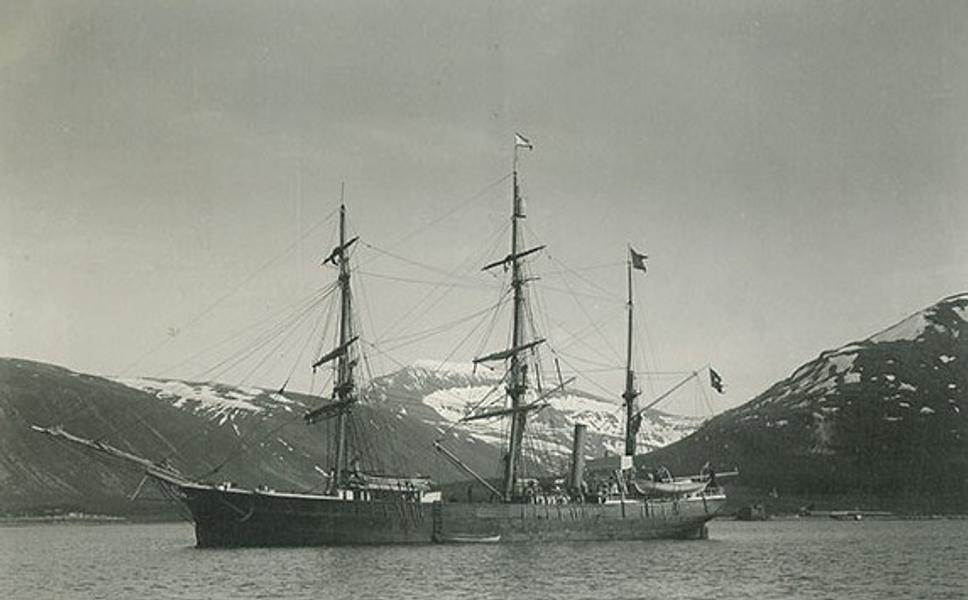Antarctic bol 226 tonový trojsťažník s prídavným pohonom parného stroja s výkonom 6 uzlov.