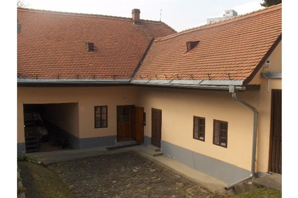 Dom na Myjave, v ktorom žila Anna Koléniová, sa zachoval dodnes. Je v ňom Múzeum Slovenských národných rád.