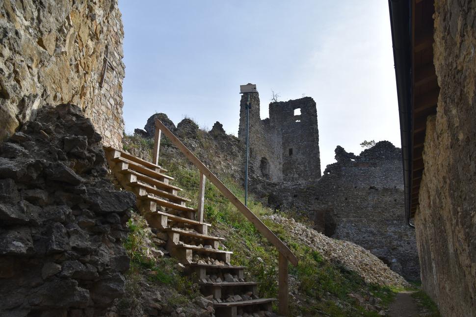 Jasenovský hrad - schody ku kaplnke