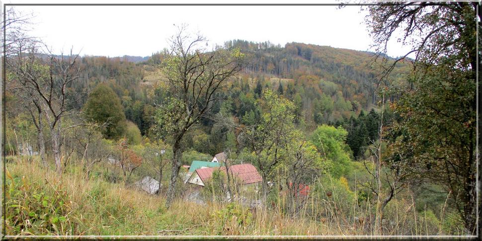 Pohľad zo stráne na osadu