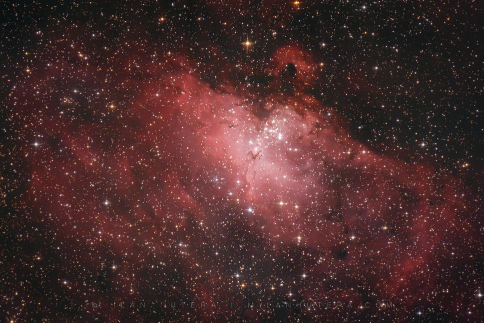 Messier 16 alebo Orlia hmlovina, nachádzajúca sa v súhvezdí Hada. Celková doba integrácie približne 4,5 hodiny. Klik pre zväčšenie
