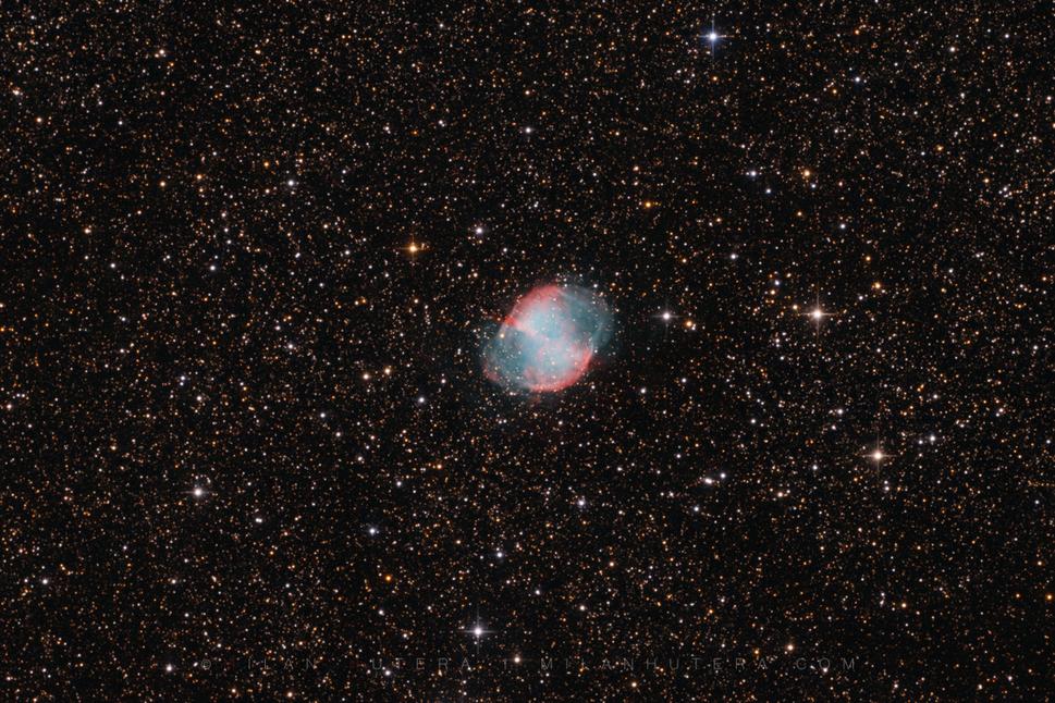 "Planetárna" hmlovina Messier 27, nazývaná aj Činka, ktorá sa nachádza v súhvezdí Líška. Klik pre zväčšenie.