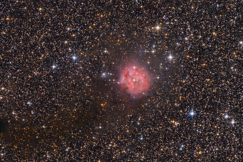 Emisná a reflexná hmlovina IC 5146 alebo "Zámotok" a tmavá hmlovina Barnard 168 v súhvezdí Labuť. Klik pre zväčšenie.