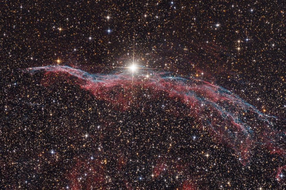 Hmlovina NGC 6960 "Ježibabina metla", jeden z viacerých pozostatkov po masívnom výbuchu supernovy. Klik pre zväčšenie