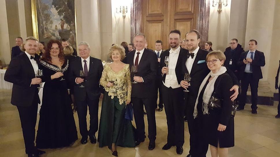 Po galakoncerte na záver predsedníctva SR v Európskej rade, zľ. Pavol Bršlík, Zuzana Šveda, prezident DE Joachim Gauck, Edita Gruberová, prezident SR Andrej Kiska, Peter Valentovič, Richard Šveda, Viera Polakovičová, Berlínsky dóm, 12.12.2016