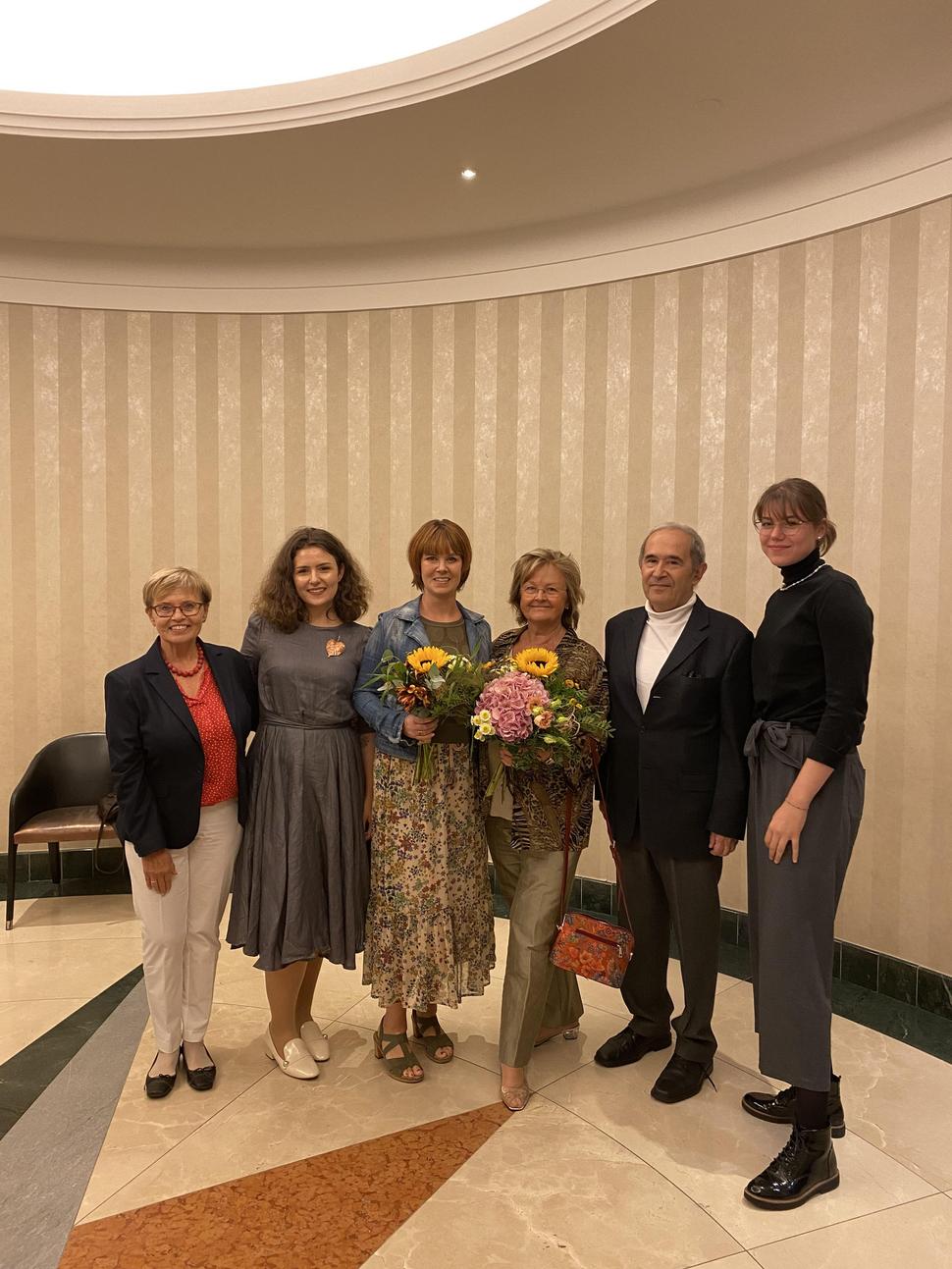 Stretnutie na tému pripravovanej knihy o Edite Gruberovej (autorka Michaela Suchá), zľ. Viera Polakovičová, Michaela Suchá, Barbara Klimo, Edita Gruberová, Pavol Unger, Elena Schäfer, Bratislava, 28.8.2021