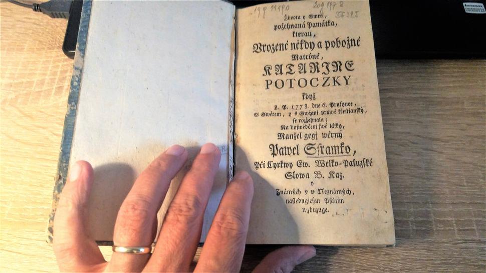 Kniha s názvom Života i smrti požehnaná památka... od Pavla Šramka, v ktorej ospieval krásu a dobré vlastnosti svojej manželky Kataríny Potockej po jej predčasnej smrti r. 1778