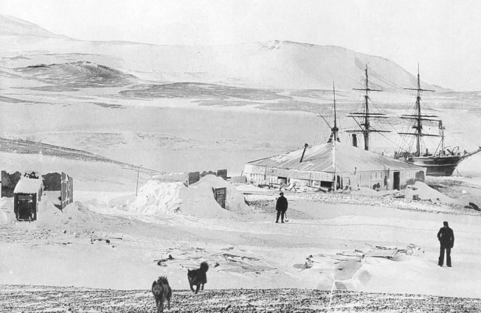 Chata, ktorú vystavala posádka lode Discovery na Hut Pointe v roku 1902. V pozadí je loď Discovery