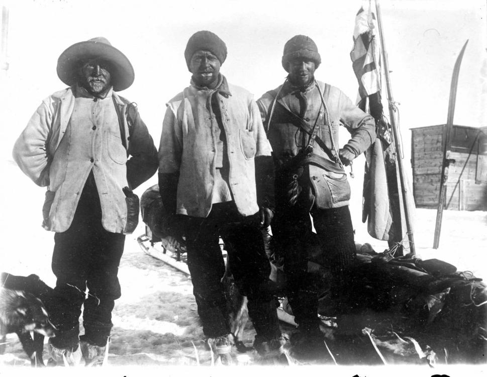 Výprava po návrate z prvého pokusu o dosiahnutie južného pólu. Zľava: Shackleton, Scott, Wilson, 3. februára 1903
