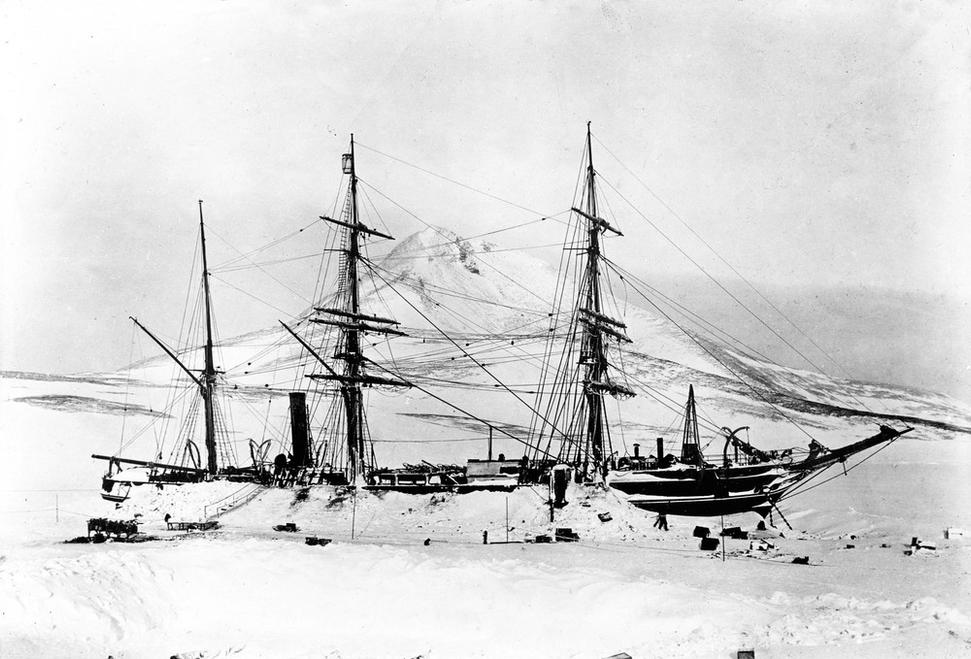Loď Discovery pripravená na prezimovanie v roku 1902