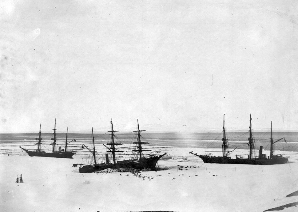 V strede Scottova loď Discovery uviaznutá v ľade v januári 1904. Po bokoch sú záchranné lode Morning a Terra Nova