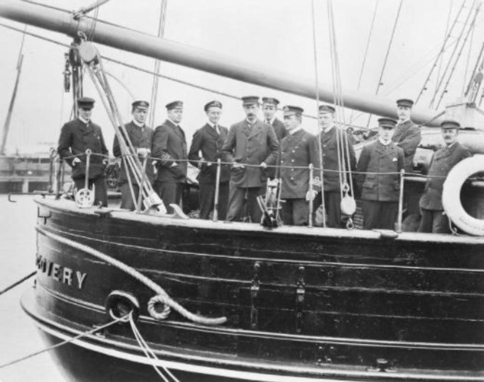 Dôstojníci na lodi Discovery, zľava: Edward Wilson, Ernest Shackleton, Albert Armitage, Michael Barne, Reginald Koettlitz, Reginald Skelton, Robert Scott, Charles Royds, Louis Bernacchi, Hartley Ferrar, Thomas Hodgson, 6. augusta 1901