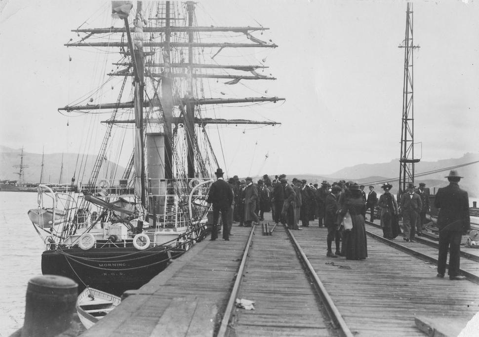 Loď Morning v prístave Lyttelton, Nový Zéland pred vyplávaním na zásobovaciu plavbu v roku 1903