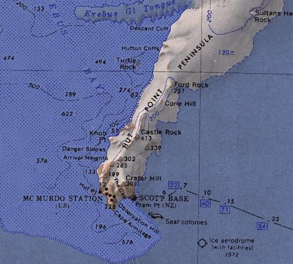 Mapa časti Rossovho ostrova - poloostrov Hut Point Peninsula s vyznačením Scottovej základne a neskoršej výskumnej stanice McMurdo Station