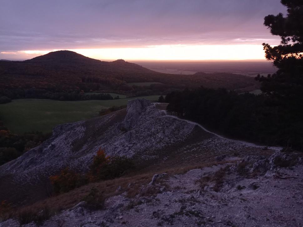 Západ slnka na Jelenej hore. V pozadí je Plavecký hrad.