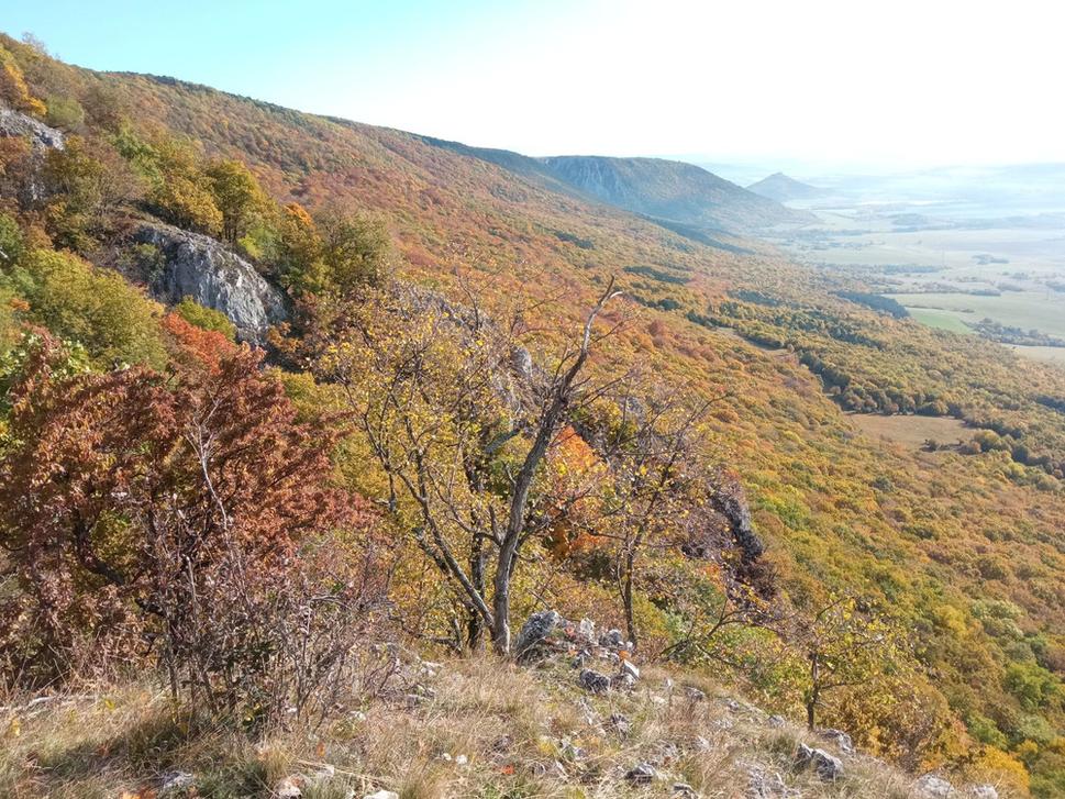 Vyhliadky nad Hrhovom s výhľadom na Horný vrch, Zádielskú planinu, Turniansky hrad.