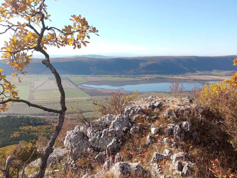 Vyhliadky nad Hrhovom s výhľadom na Hrhovské rybníky.