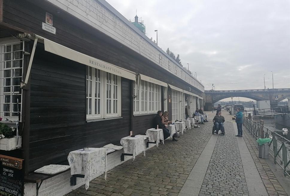 posedenie na priedomí
