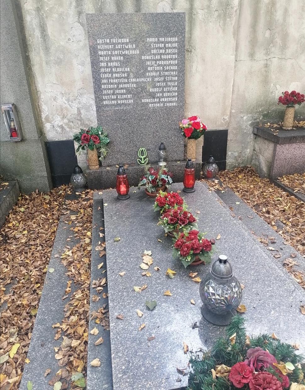 Klement Gottwald s manželkou Martou, vdova po Júliusovi Fučíkovi a ďalší