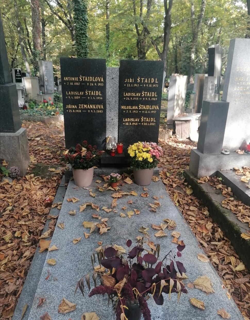 Bratia Štaidlovci, textár a hudobník. Jiří mal 30, Ladislav umrel v tomto roku