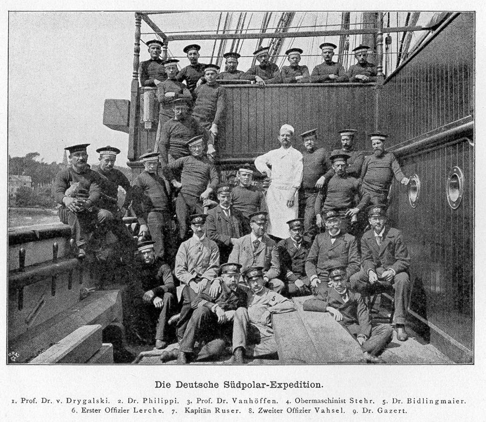Kompletná tridsaťčlenná posádka lode Gauss pred vyplávaním na Nemeckú národnú antarktickú expedíciu 11. augusta 1901