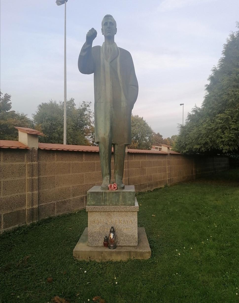 Ján Šverma. Socha pôvodne stála pri Štefánikovom moste (vtedy pomenovaného práve podľa J.Švermu)