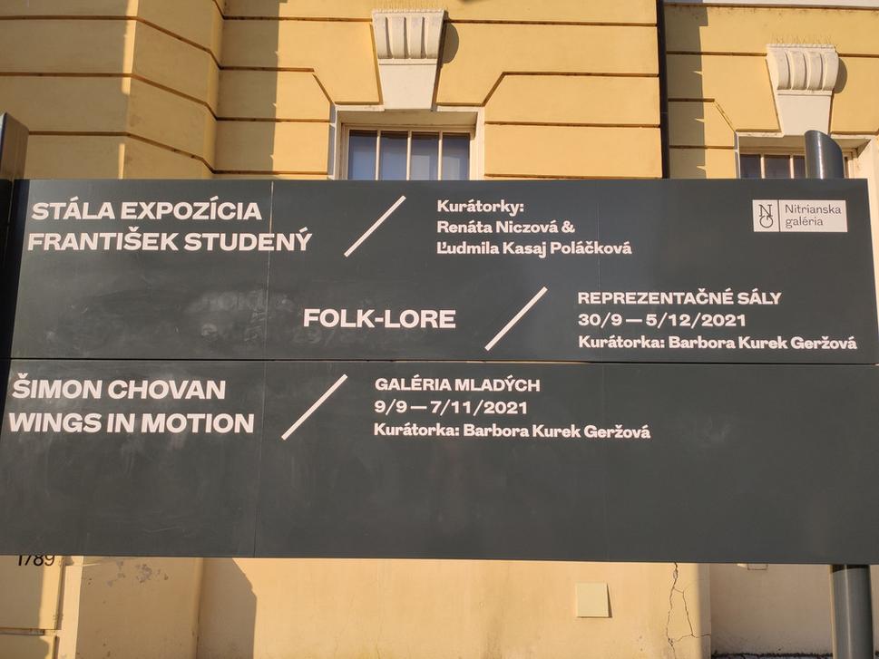 Program Nitrianskej galérie pred budovou
