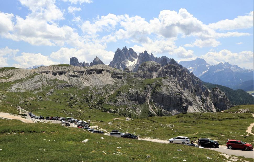 parkovisko pri chate Auronzo vo výške 2320 m