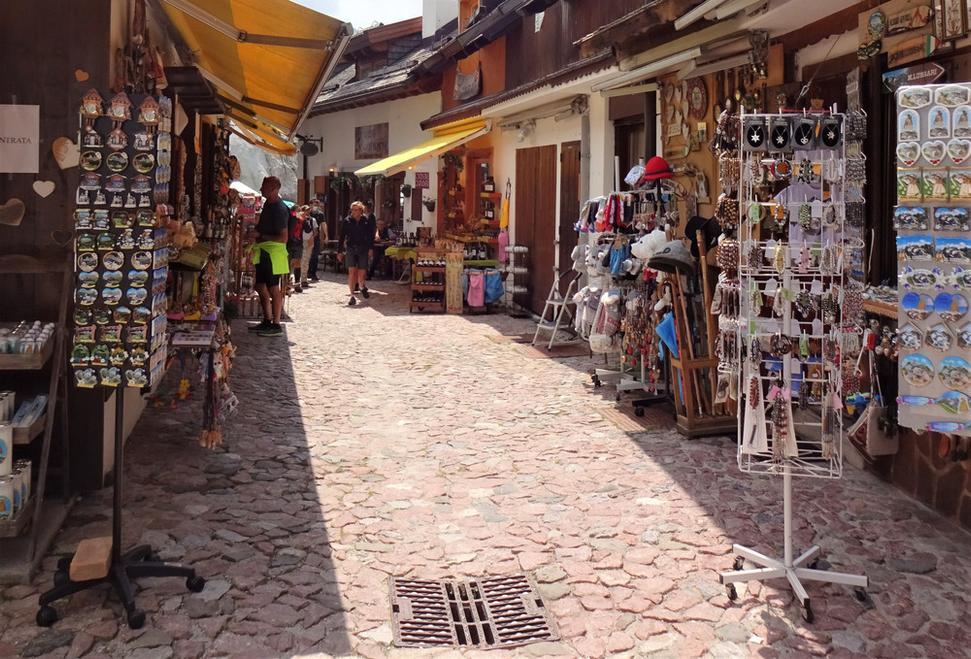 ulička s obchodíkmi a reštauráciami
