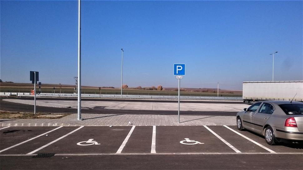 Vyhradené parkovanie pre imobilných motoristov na odpočívadle