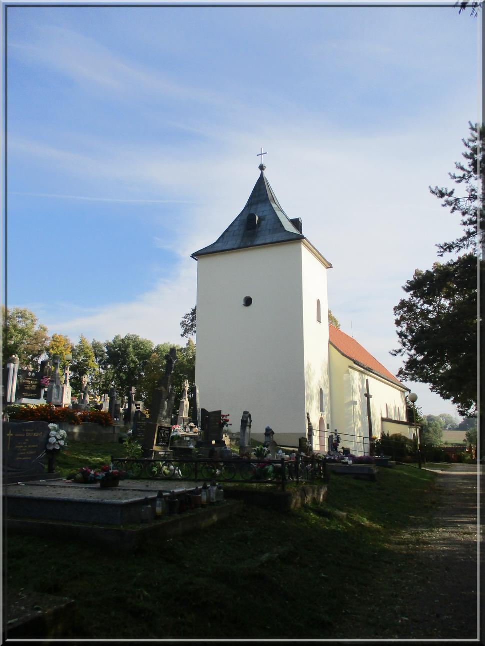 Šterusy - kostol na cintoríne