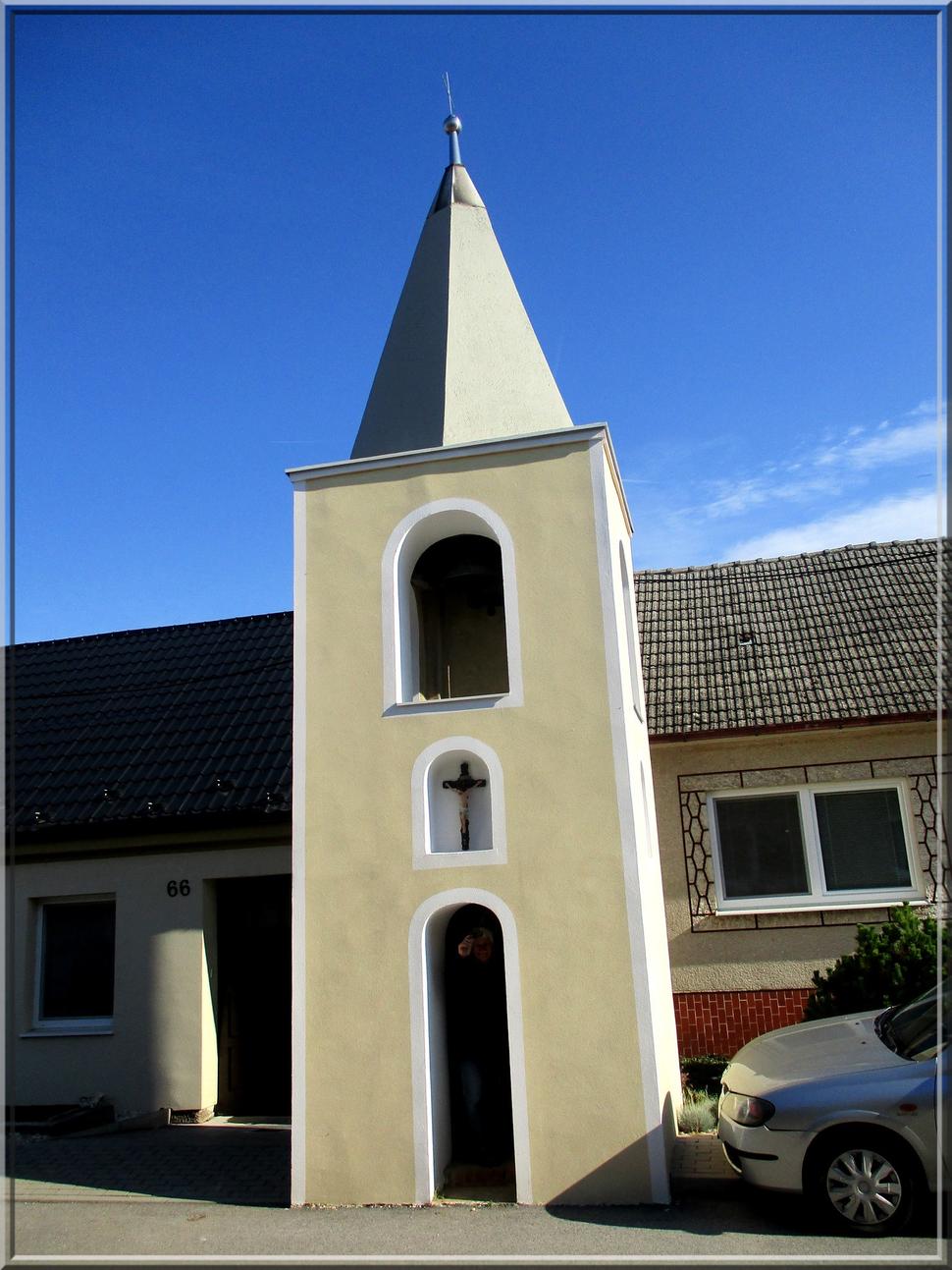 Kočín-Lančár, Kočín - zvonica v dedine