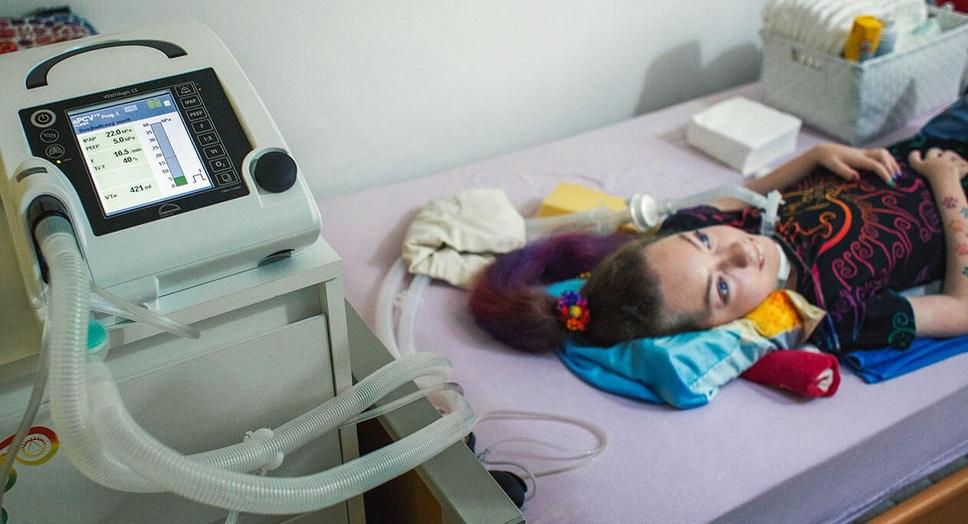 Petra s nervovosvalovým ochorením nevyhnutne potrebuje pre svoj život dýchací prístroj.