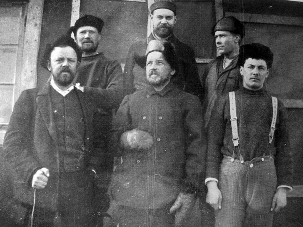Prezimujúca skupina na ostrove Snow Hill. Horný rad zľava: Gösta Bodman - meteorológ, Otto Nordenskjöld - geológ a vedúci výpravy, José Sobral - vedecký asistent. Spodný rad zľava: Ole Jonassen - asistent, Erik Ekelöf - lekár, Gustaf Åker - asistent.