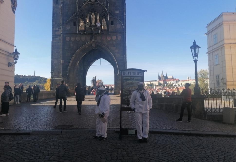 námorníci z pražských Benátok, lákajúci na "pražské gondoly"