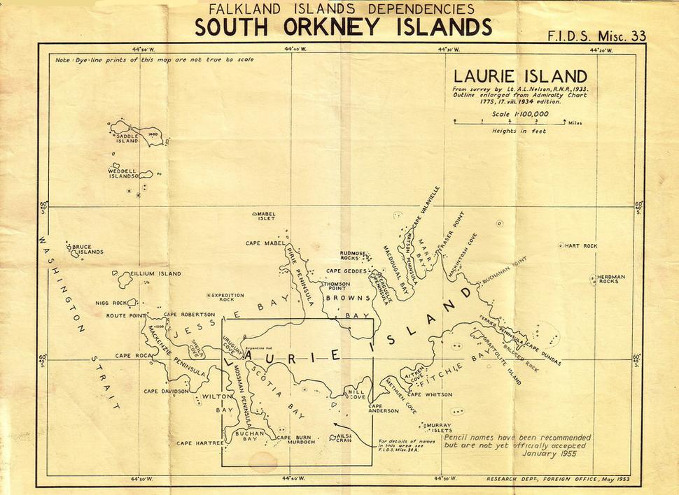 Mapa ostrova Laurie, v ľavom hornom rohu je ostrov Saddle. Omond House bol postavený na pláži v úžine medzi Zálivom Scotia Bay a Uruguay Cove.