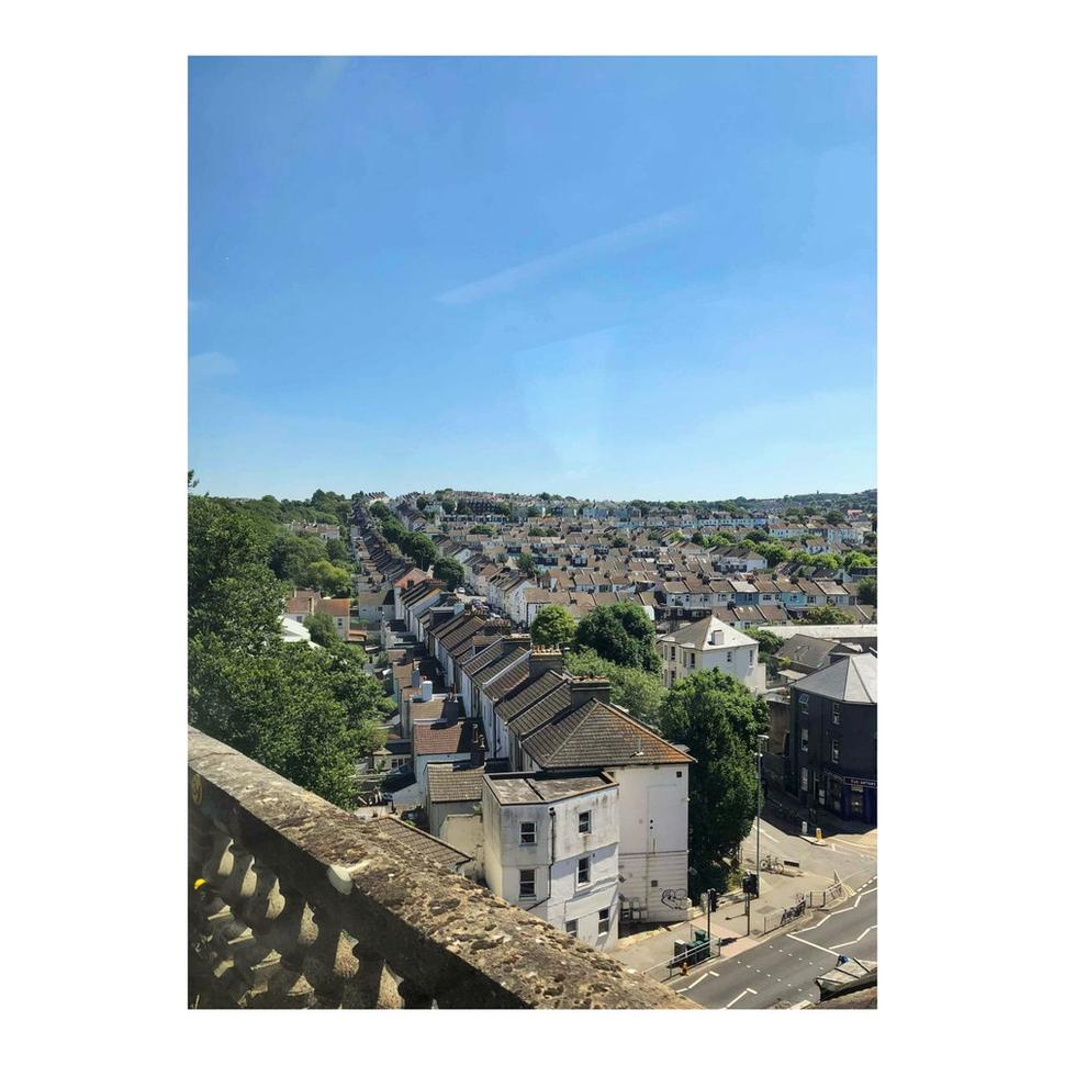 Výhľad na zástavby Brightonu z vlaku