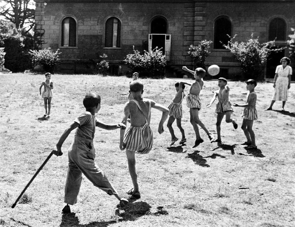 Rím, Taliansko, 1950: Deti, ktoré boli počas 2. svetovej vojny vážne zranené, hrajú futbal v sirotinci.