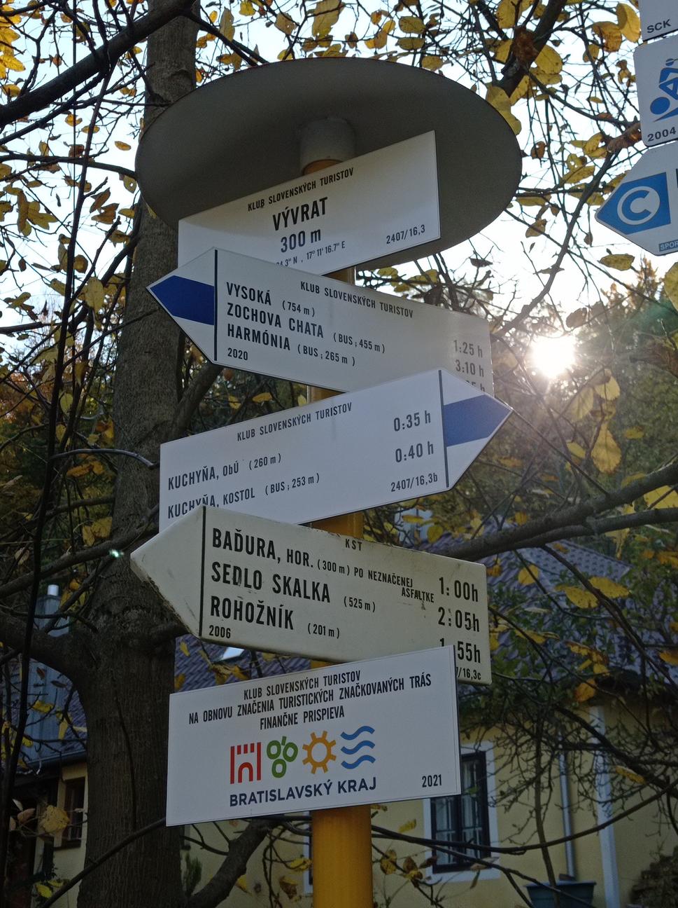 Za Vývratom treba opustiť modrú značku.