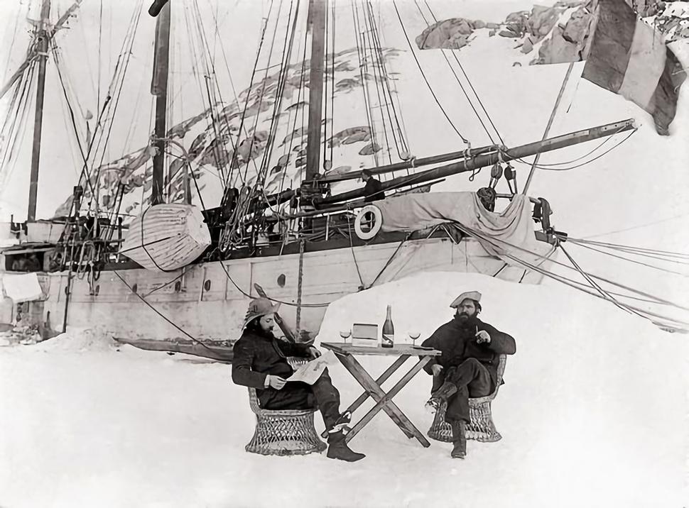 Legendárna fotografia, na ktorej geológ a glaciológ Ernest Gourdon (vľavo) a lodný fotograf Paul Pleneau (vpravo) oslavujú pohárom šampanského deň dobytia Bastily (14.7.1904) v Port Charcote. Fotografoval Jean-Baptiste Charcote.