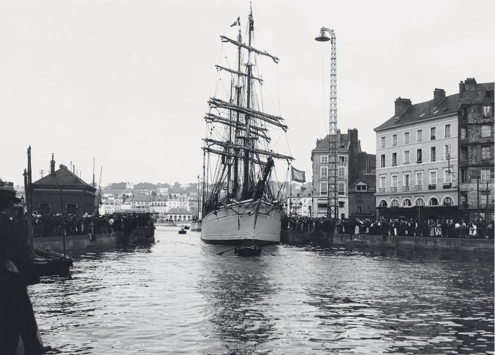 Loď "Pourquoi Pas?" v prístave La Havre tesne pred vyplávaním