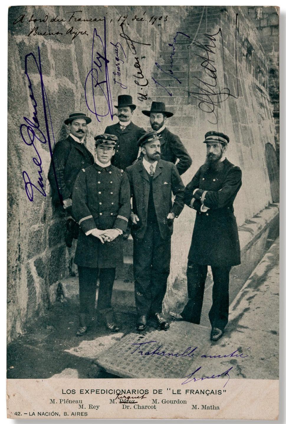 Časť posádky lode Français - horný rad zľava do prava: Paul Pleneau, J. Turquet, Ernest Gourdon, spodný rad zľava do prava: J. Rey, Jean-Baptiste Charcot, A. Matha. Fotografia vznikla počas zastávky v Buenos Aires na ceste do Antarktídy v roku 1903.