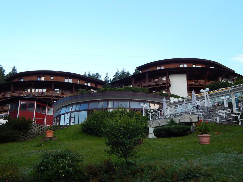 Pohľad na hotel neďaleko Seefeldu